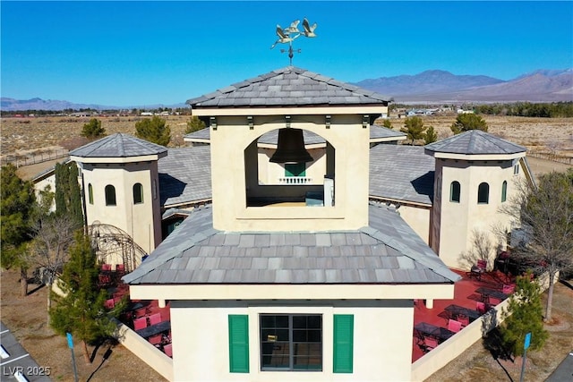 view of front of home featuring a mountain view