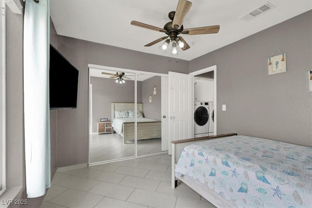 unfurnished bedroom featuring ceiling fan, independent washer and dryer, and a closet