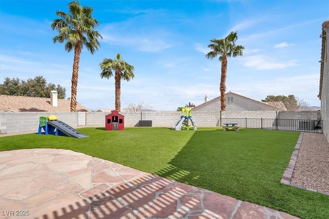 view of yard featuring a patio