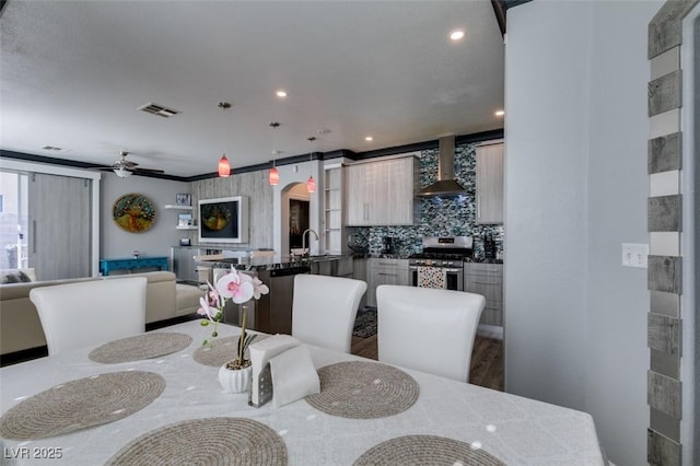 dining space featuring recessed lighting, visible vents, arched walkways, and a ceiling fan