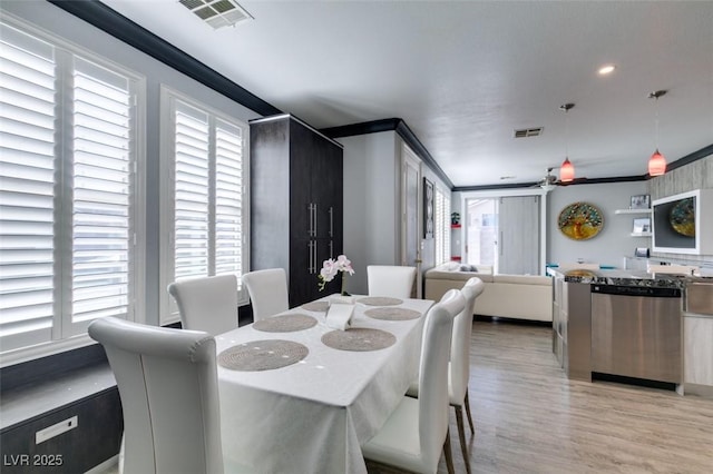 dining space featuring light wood finished floors, visible vents, and recessed lighting