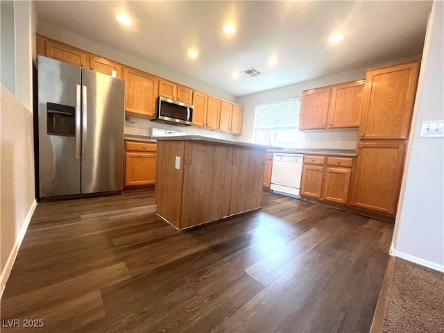 kitchen featuring dark wood-style flooring, stainless steel appliances, recessed lighting, visible vents, and baseboards