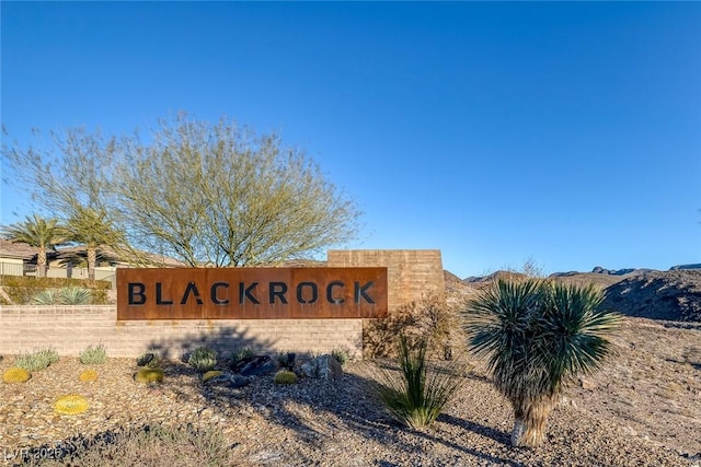 community / neighborhood sign featuring a mountain view