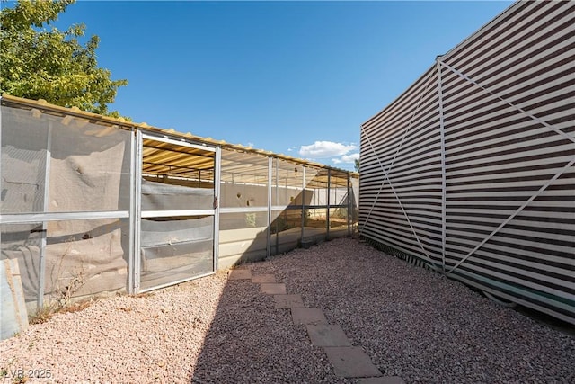 view of yard featuring an outdoor structure