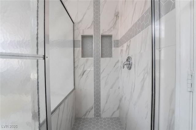 bathroom featuring a tile shower