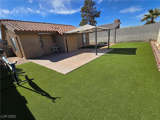 view of yard featuring a patio area and a pergola