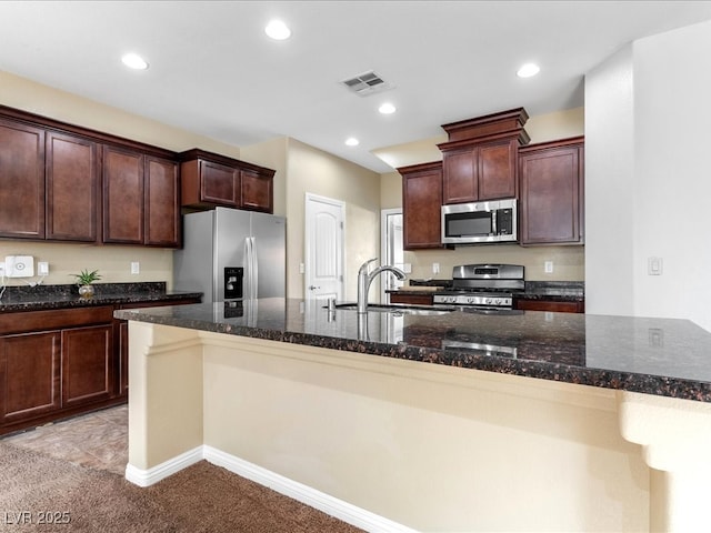 kitchen with visible vents, stainless steel appliances, a sink, and recessed lighting