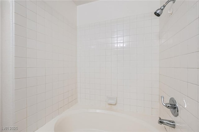 bathroom with tiled shower / bath