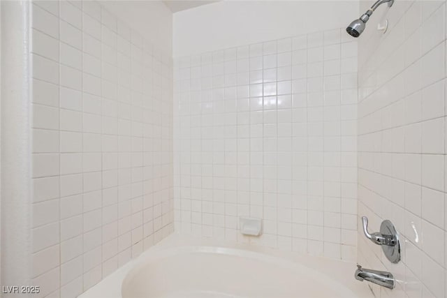 bathroom featuring tiled shower / bath combo