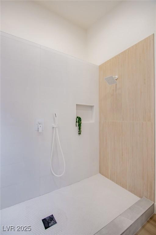 full bath featuring tiled shower