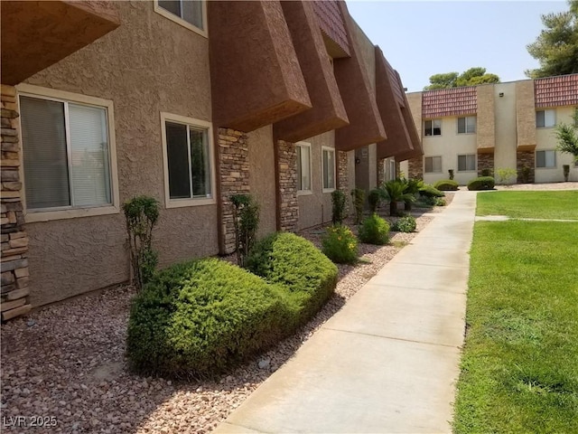 view of property's community featuring a lawn