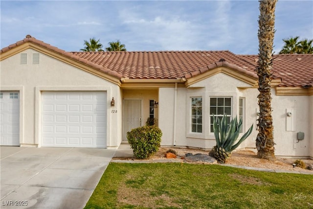 view of front facade featuring a front yard and a garage