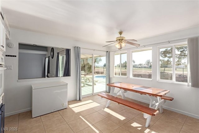 sunroom with ceiling fan