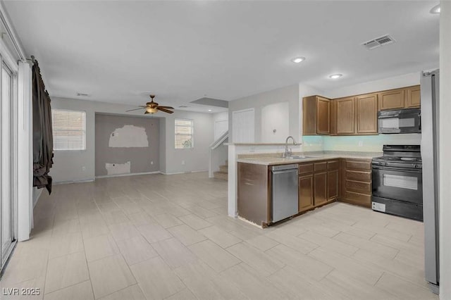 kitchen featuring sink, kitchen peninsula, black appliances, and ceiling fan