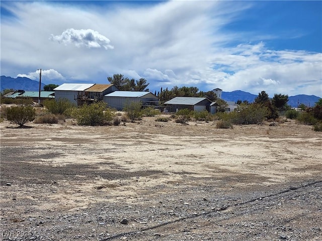 view of yard with a mountain view