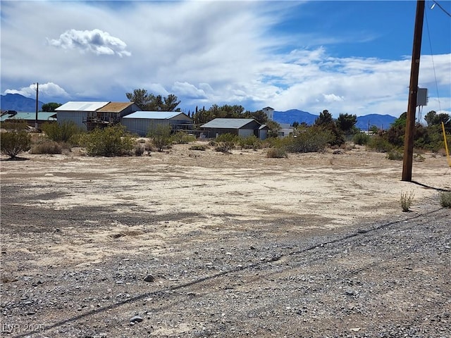 view of yard featuring a mountain view