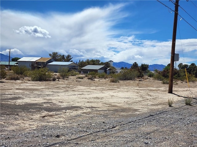 view of yard with a mountain view