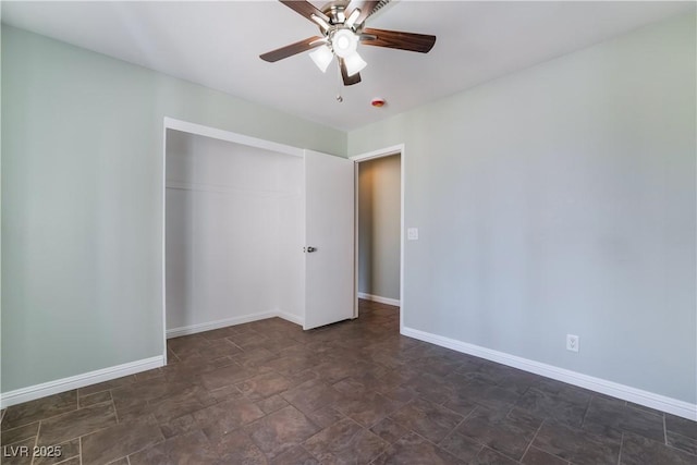 unfurnished bedroom featuring ceiling fan and a closet