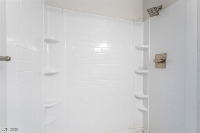 bathroom featuring tiled shower