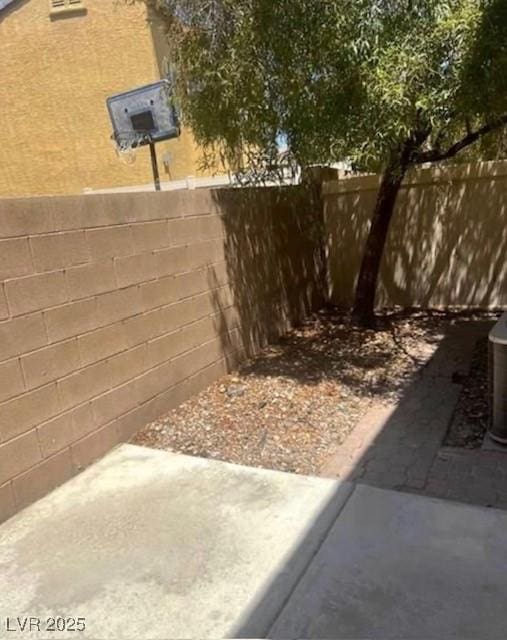 view of yard featuring a patio area