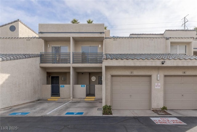 view of front facade featuring a garage