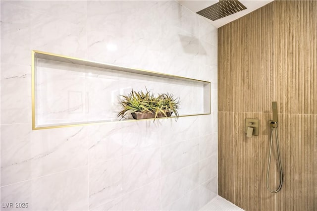 bathroom featuring a tile shower