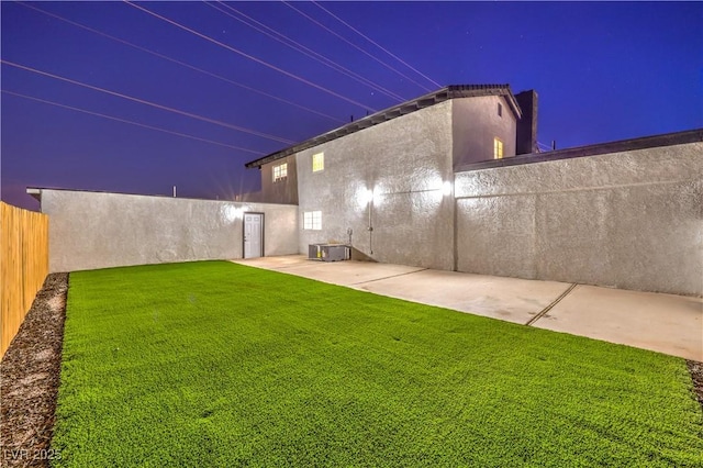 view of yard featuring a patio