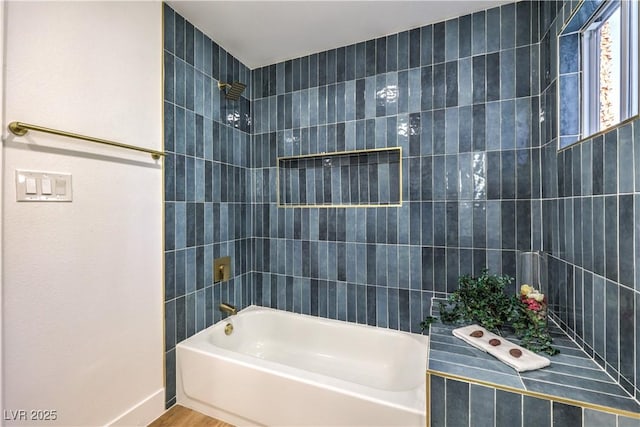 bathroom with tiled shower / bath combo