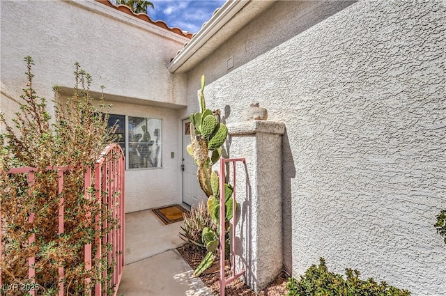 view of exterior entry featuring stucco siding