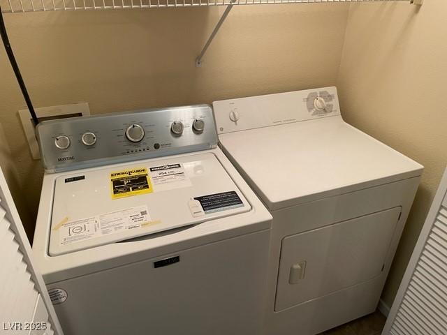 washroom featuring washing machine and clothes dryer