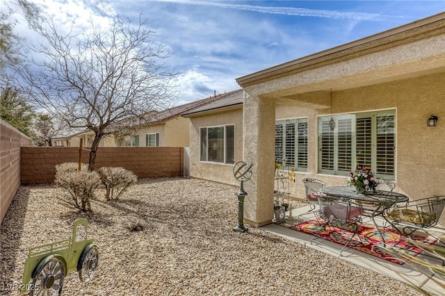 view of yard featuring a patio