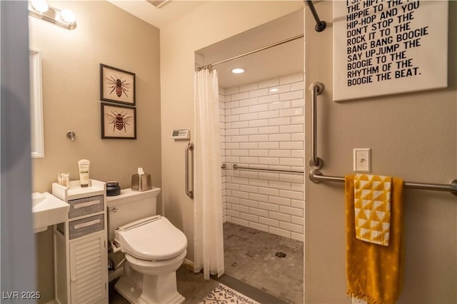 bathroom featuring toilet and curtained shower