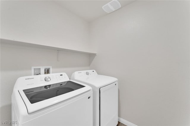 washroom featuring laundry area, visible vents, baseboards, and washing machine and clothes dryer