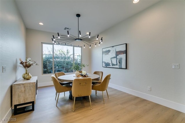 dining area featuring visible vents, light wood-style flooring, and baseboards