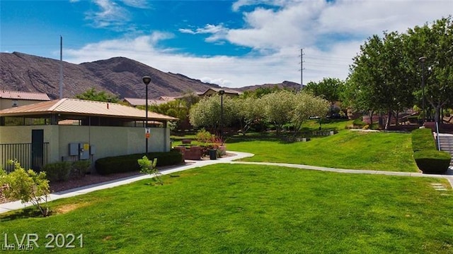 view of yard featuring a mountain view