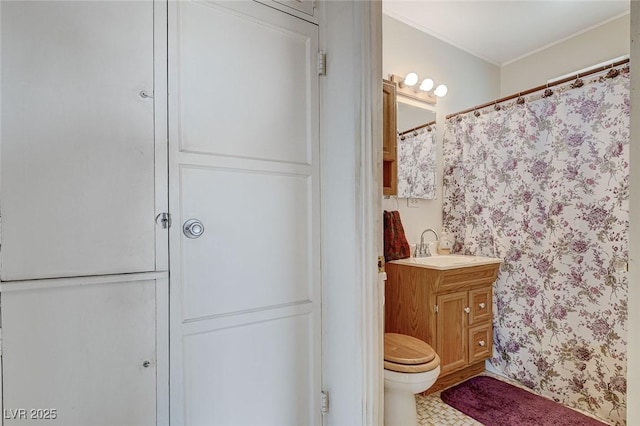 full bathroom featuring toilet, crown molding, and vanity