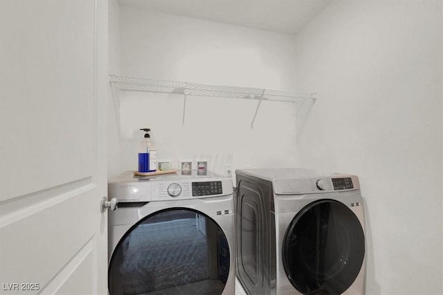 laundry room with laundry area and independent washer and dryer