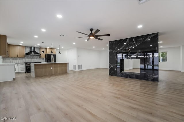 living area featuring light wood-style floors, visible vents, a ceiling fan, and recessed lighting