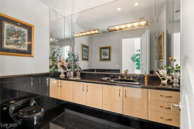 full bathroom with double vanity, visible vents, granite finish floor, a sink, and recessed lighting