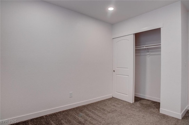 unfurnished bedroom featuring a closet, recessed lighting, carpet flooring, and baseboards