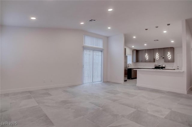 interior space with recessed lighting, visible vents, and baseboards