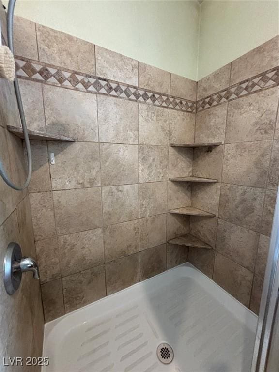 bathroom featuring a tile shower