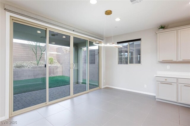 unfurnished dining area featuring light tile patterned floors, floor to ceiling windows, recessed lighting, and baseboards