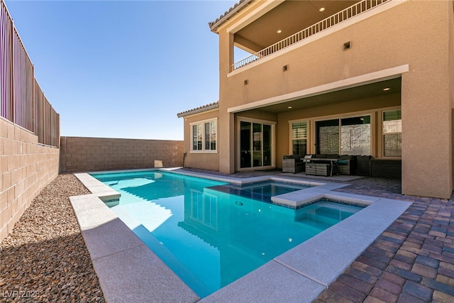 view of pool featuring a patio, an outdoor living space, a fenced backyard, and a pool with connected hot tub