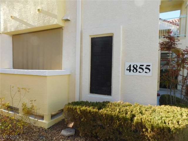 property entrance featuring stucco siding