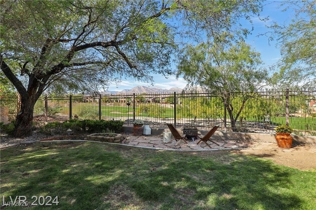 view of yard with fence and a mountain view