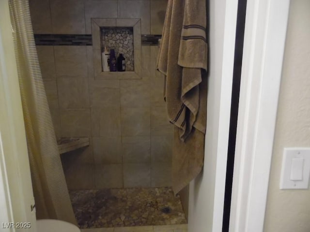 bathroom featuring a tile shower