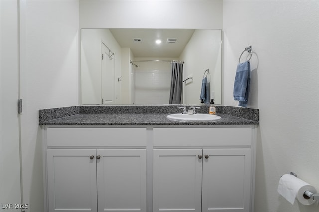 full bathroom with curtained shower, visible vents, and vanity