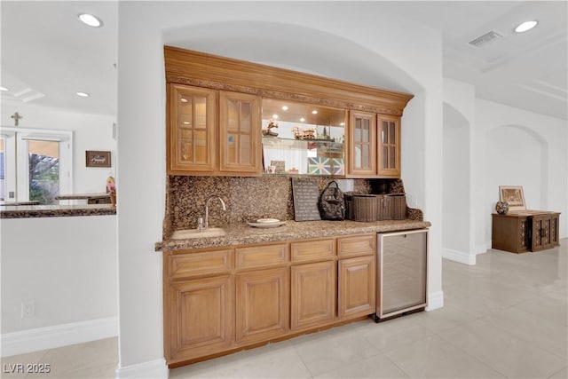 bar featuring beverage cooler, backsplash, and recessed lighting