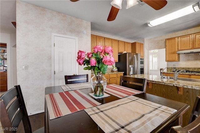 dining area with visible vents and a ceiling fan